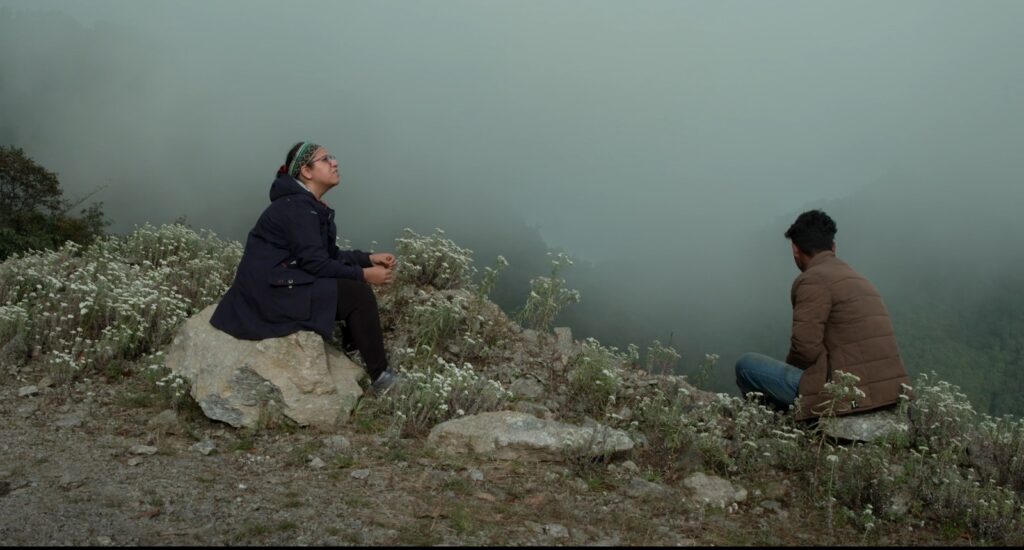 La magia di "Nocturnes" illumina Cinemambiente: i due ricercatori osservano il paesaggio nella nebbia