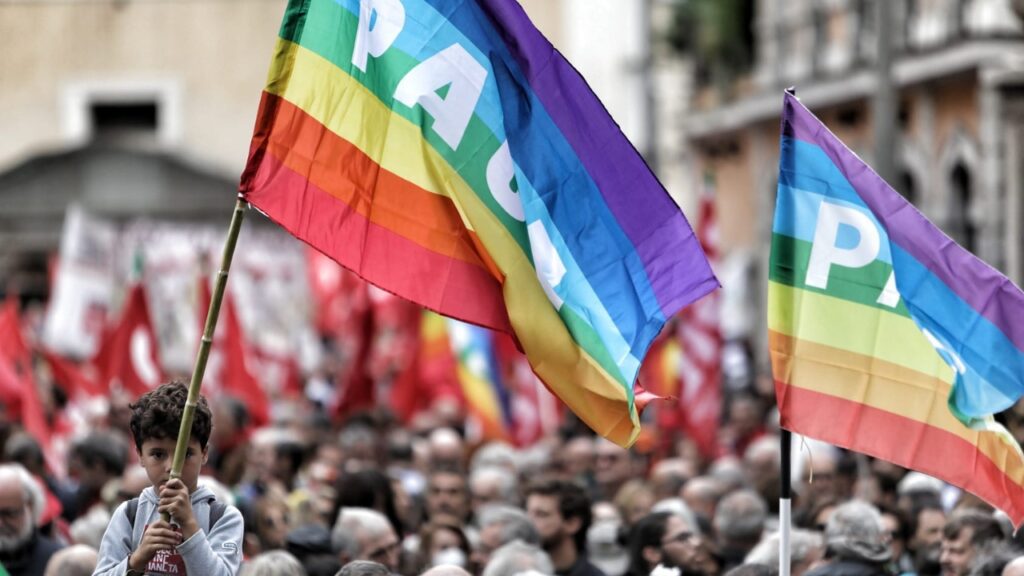 Verità e pace contro lo tsunami bellicista: un bambino con la bandiera della pace durante una manifestazione