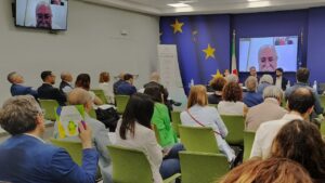 Rapporto Eco Media 2024: la sala della conferenza