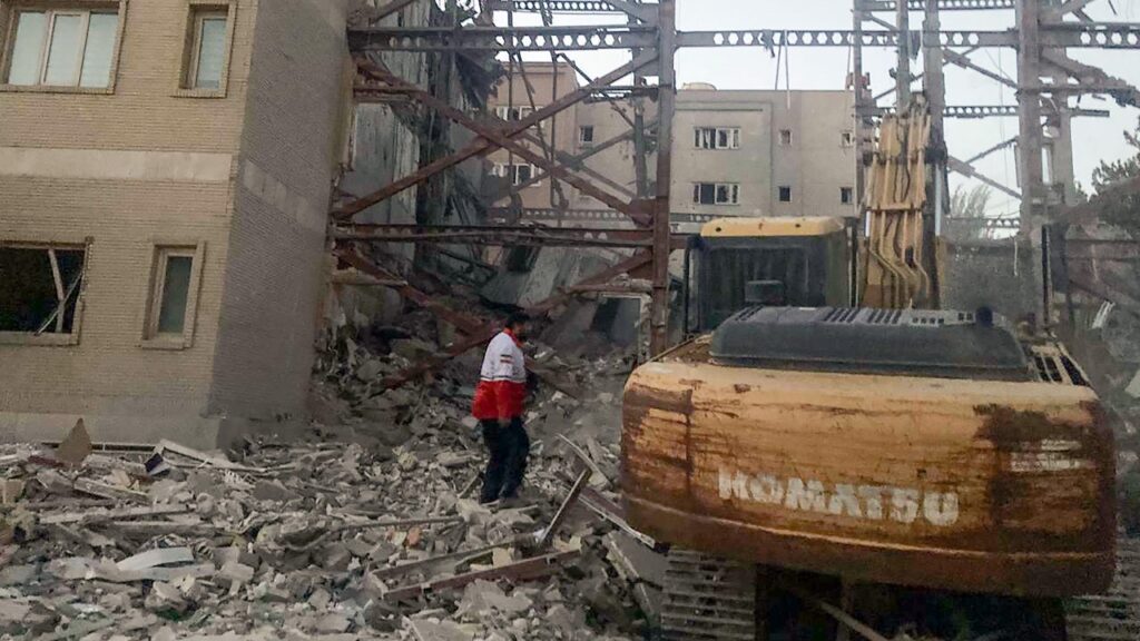 Fermare lo tsunami bellicista, anche nei media: operazioni di soccorso a Tehran, dopo un attacco israeliano, 21 giugno 2025.