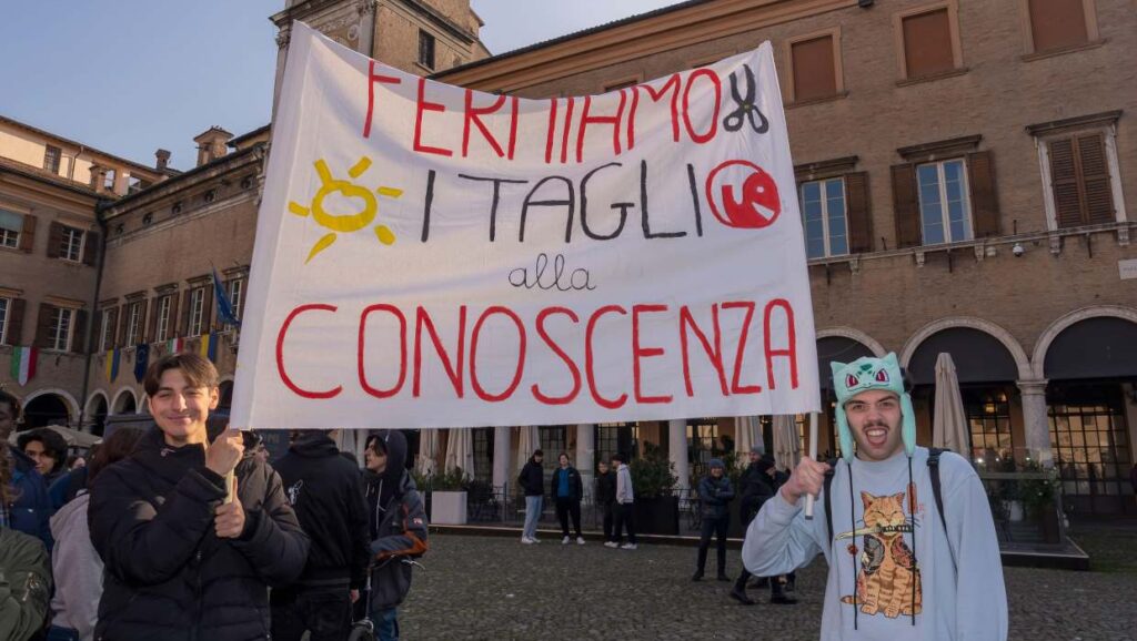 Maturità ribelle: un gruppo di studenti protesta contro il taglio ai fondi per la scuola pubblica