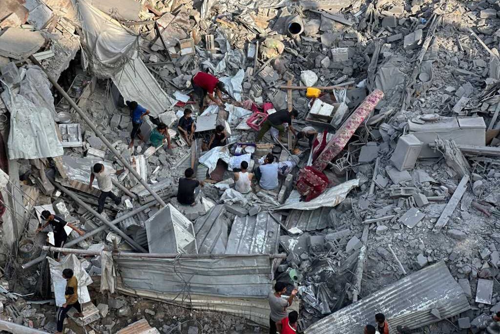 Gli edifici in macerie, dopo gli attacchi israeliani a Khan Yunis, Gaza, 18 luglio 2025