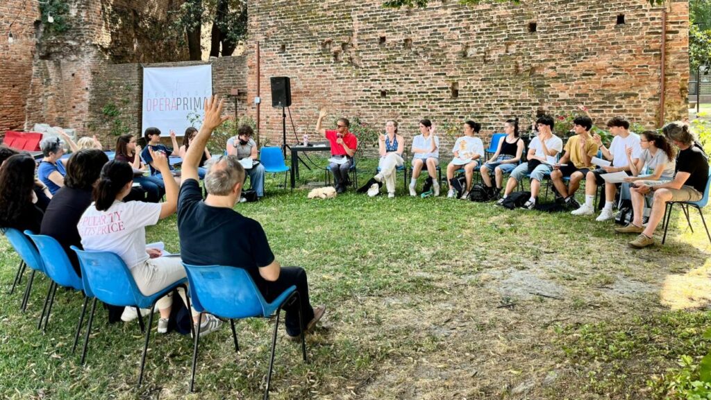 Sguardi oltre il presente a Opera Teatro: il cerchio dei giovani spettatori che si confronta