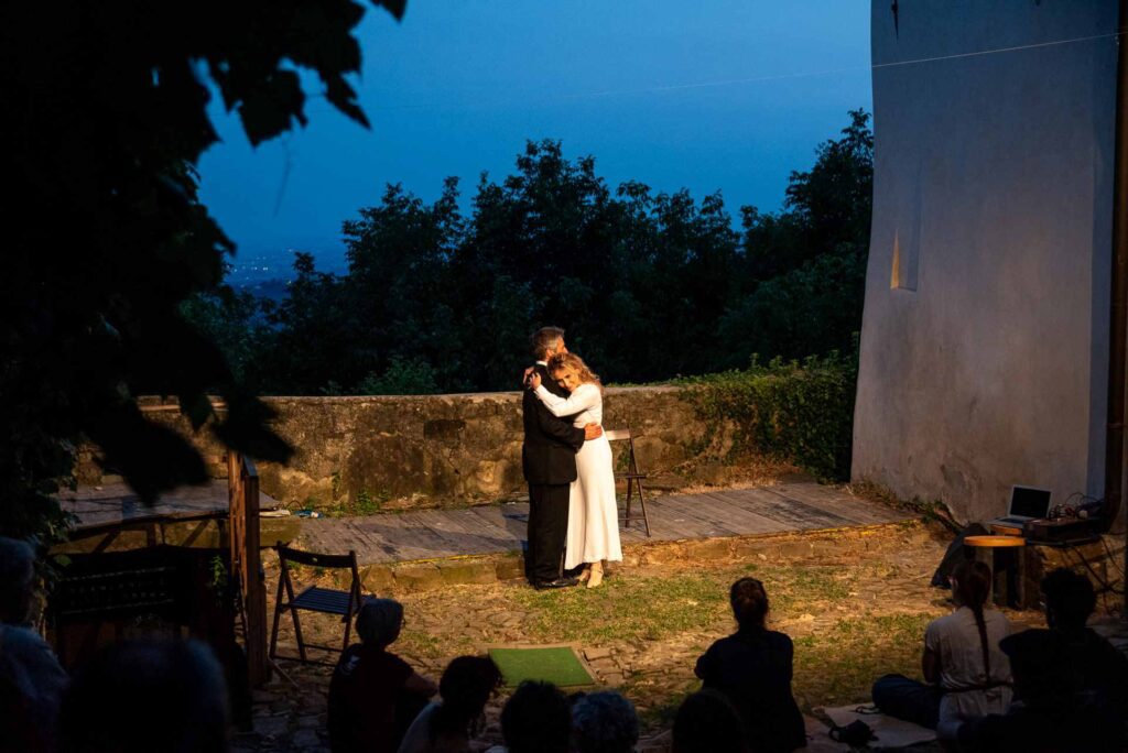 Quarantottore a Campsirago, Giardino delle Esperidi: una scena di La vita resistente