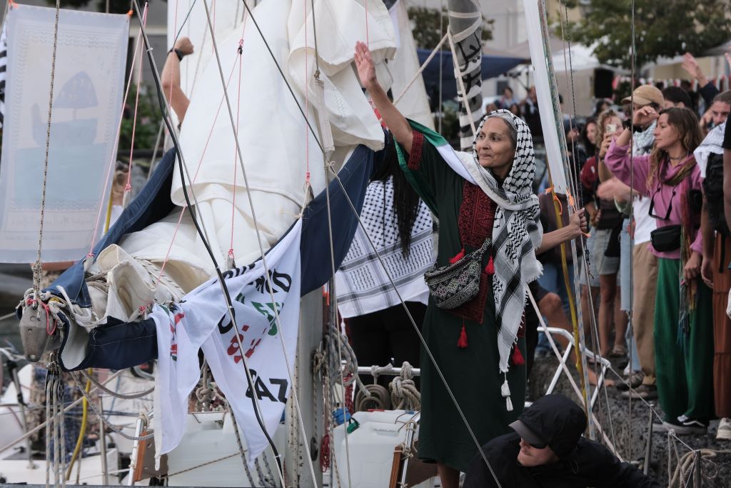 Gli attivisti della Coalizione Freedom Flotilla al porto di San Giovanni li Cuti, Catania, 27 settembre 2025.
