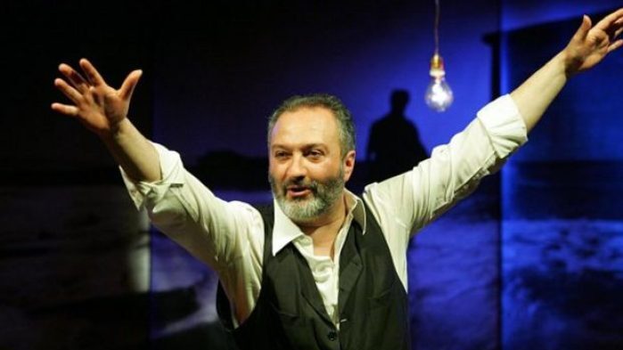 Ulderico Pesce sulla scena di "Storie di scorie"