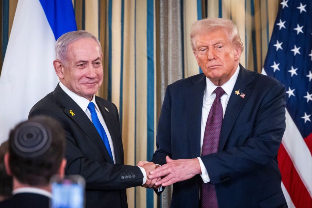 Donald Trump stringe la mano al primo ministro israeliano Benjamin Netanyahu dopo la conferenza stampa alla Casa Bianca 29 settembre 2025