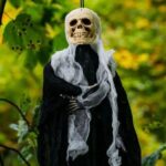 Uno scheletro di Halloween appeso in un bosco scozzese.