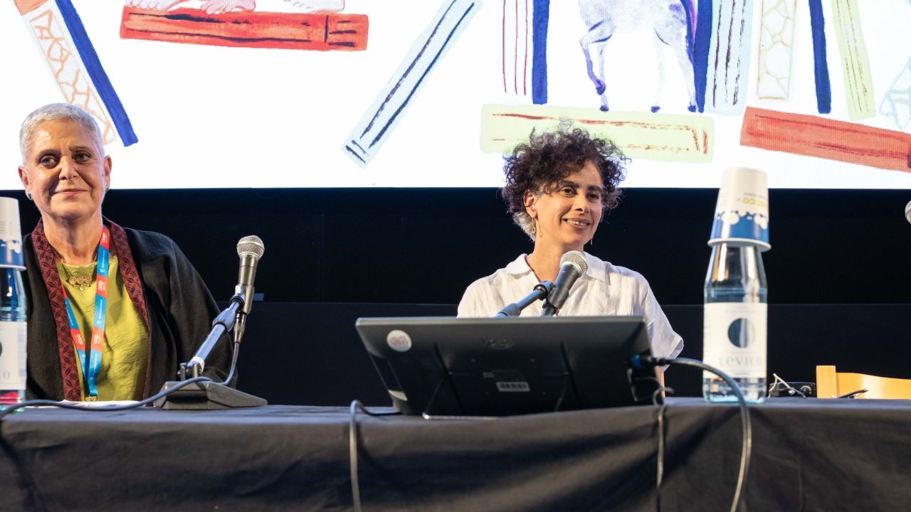 Adania Shibli con la giornalista Paola Caridi. Foto: Festivalletteratura