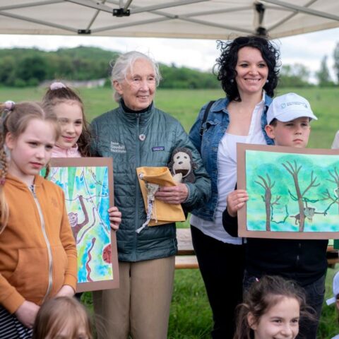Jane Goodall nel 2023 con un gruppo di giovani del programma “Roots & Shoots”, a Budapest, Ungheria