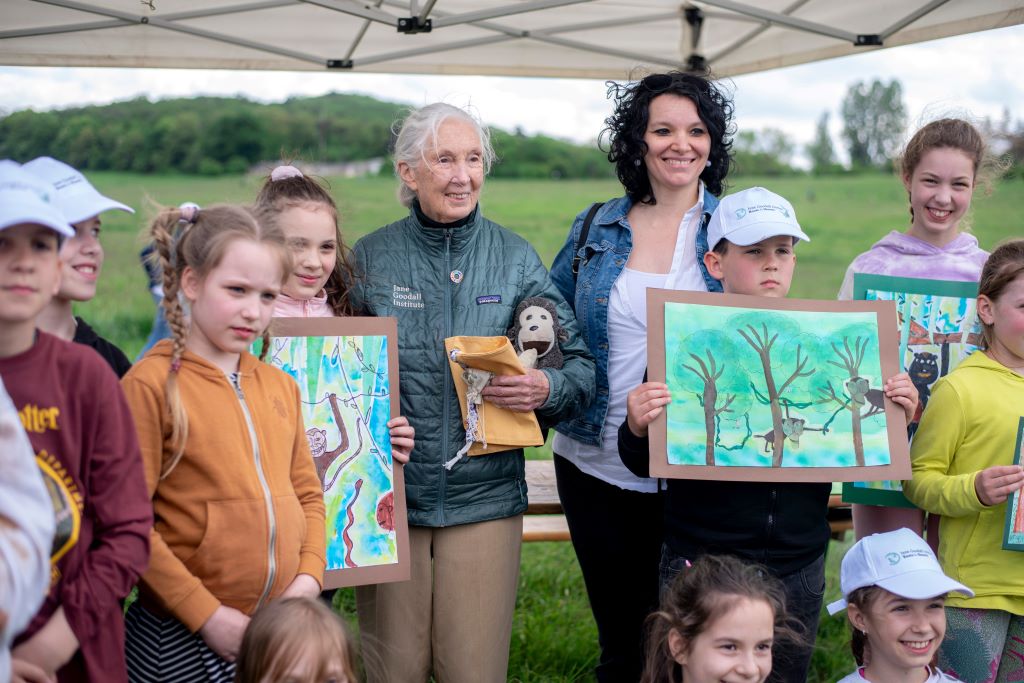 Jane Goodall nel 2023 con un gruppo di giovani del programma “Roots & Shoots”, a Budapest, Ungheria