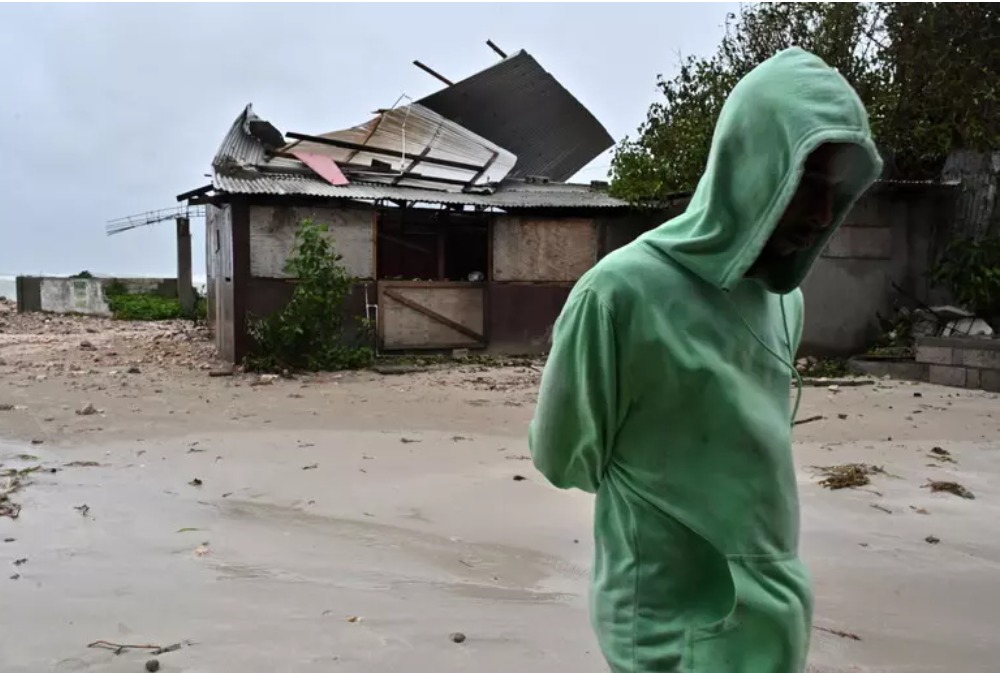 Melissa, l’uragano che scoperchia i Caraibi e le nostre distrazioni: un uomo con il cappuccio attende l'uragano in Giamaica