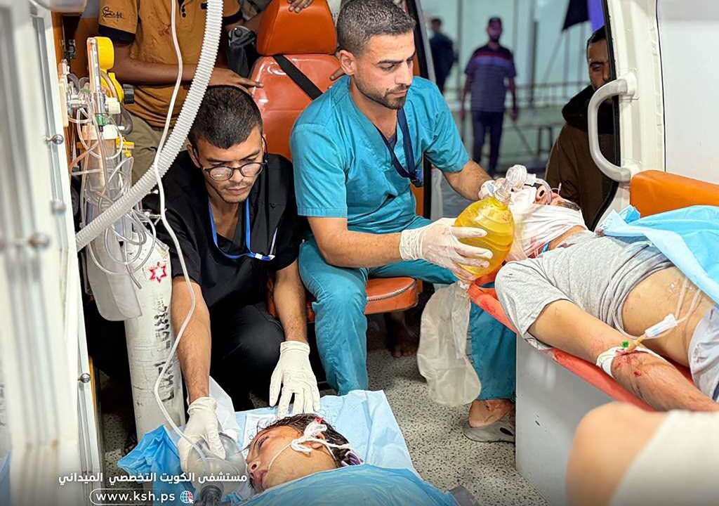 I medici del Kuwaiti Field Hospital curano alcuni feriti, compresi i bambini, dopo gli attacchi aerei israeliani a Khan Younis, nella Striscia di Gaza meridionale, 29 ottobre 2025