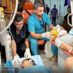 I medici del Kuwaiti Field Hospital curano alcuni feriti, compresi i bambini, dopo gli attacchi aerei israeliani a Khan Younis, nella Striscia di Gaza meridionale, 29 ottobre 2025