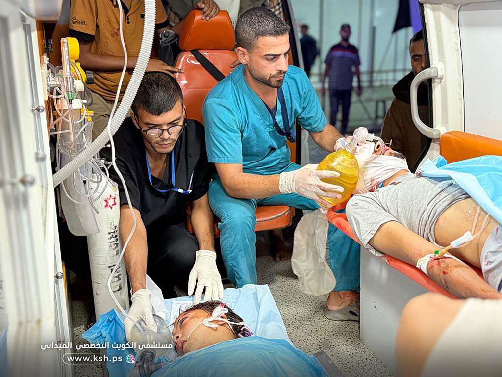 I medici del Kuwaiti Field Hospital curano alcuni feriti, compresi i bambini, dopo gli attacchi aerei israeliani a Khan Younis, nella Striscia di Gaza meridionale, 29 ottobre 2025