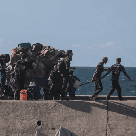 Il 10 ottobre 2025, le famiglie percorrono la strada costiera di Gaza verso nord, tornando a casa attraverso aree devastate da mesi di conflitto. Foto: UNICEF/UNI876888/Nateel