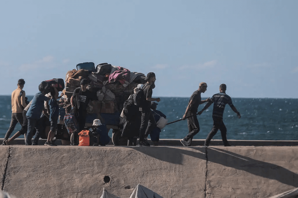 Il 10 ottobre 2025, le famiglie percorrono la strada costiera di Gaza verso nord, tornando a casa attraverso aree devastate da mesi di conflitto. Foto: UNICEF/UNI876888/Nateel