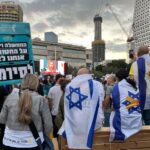 Il raduno in Piazza degli Ostaggi, a Tel Aviv, in attesa del rilascio da parte di Hamas