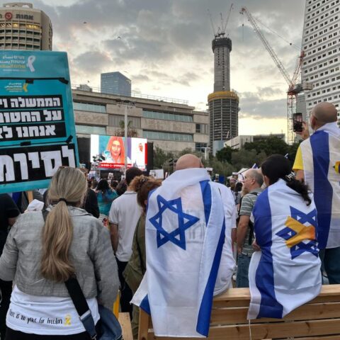 Il raduno in Piazza degli Ostaggi, a Tel Aviv, in attesa del rilascio da parte di Hamas