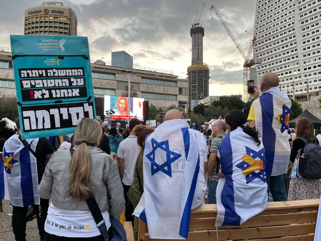 Il raduno in Piazza degli Ostaggi, a Tel Aviv, in attesa del rilascio da parte di Hamas