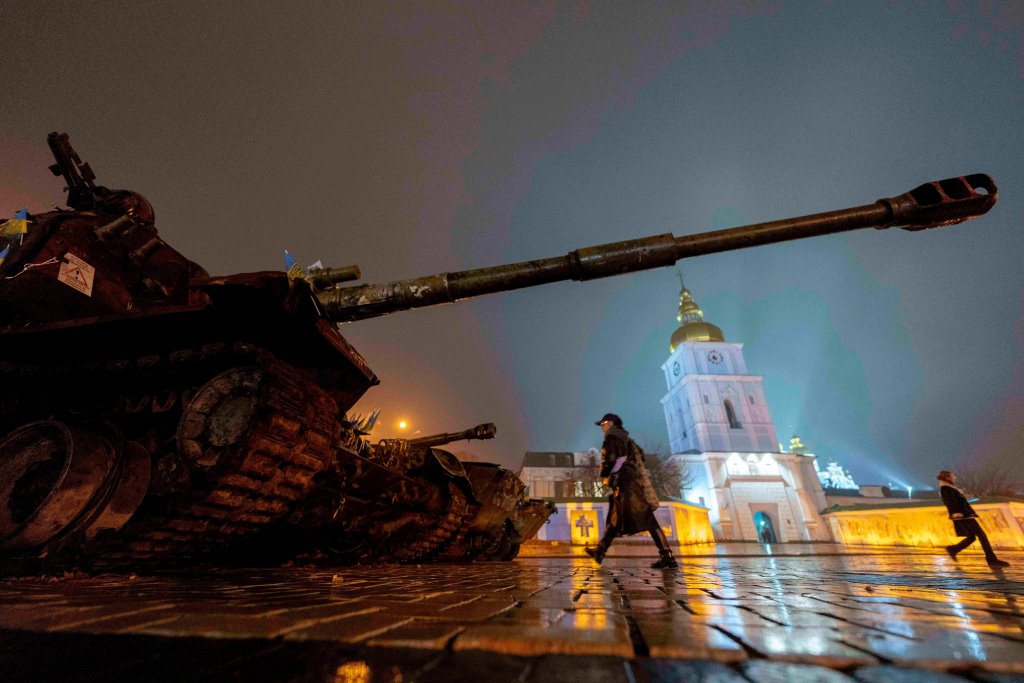 Kiev, carri armati russi esposti in piazza Mykhailivska, 20 novembre 2025