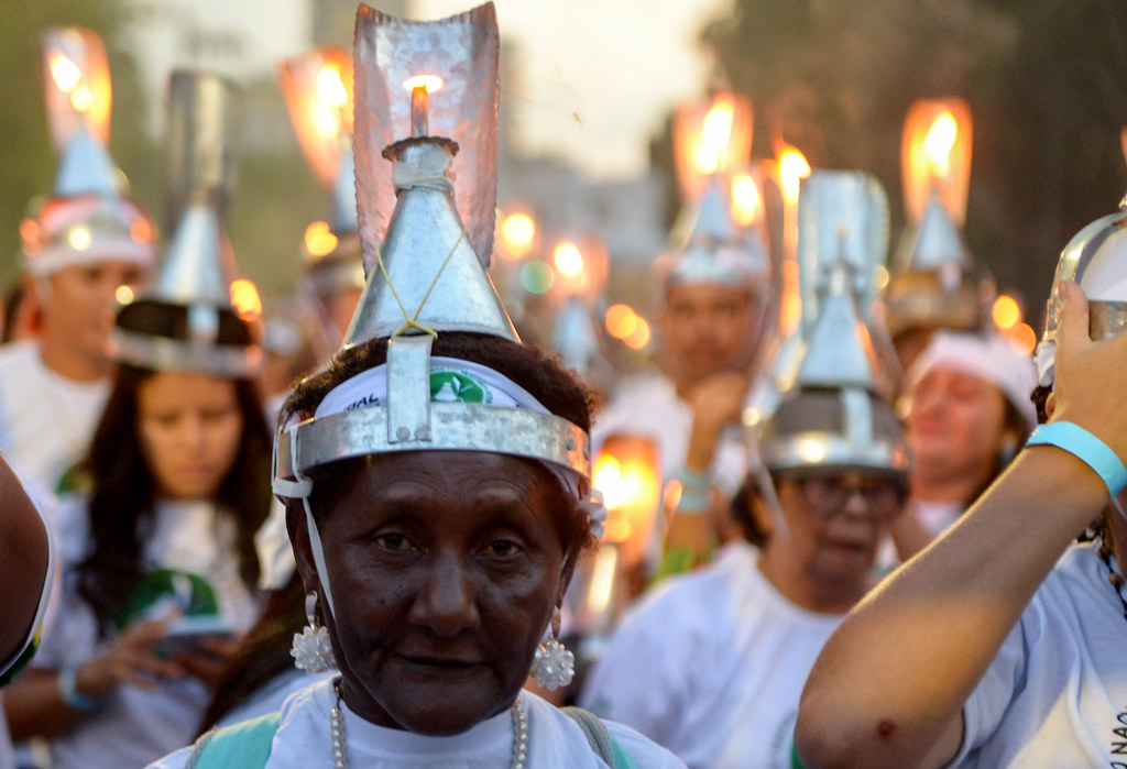 13.11.2025 - Belém - Attivisti durante la marcia “Porongaço” dei popoli della foresta. Il nome “Porongaço” deriva dalla poronga, la lampada a olio utilizzata dai raccoglitori di gomma durante il loro lavoro notturno nella foresta. Foto di Antonio Scorza/COP30
