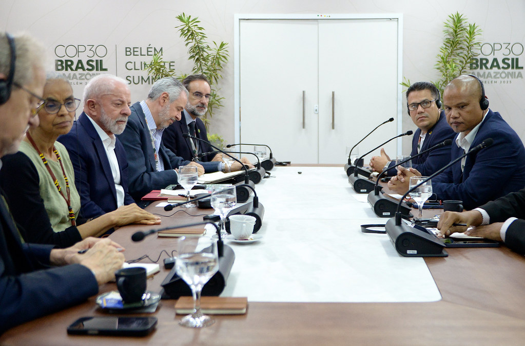 Il presidente brasiliano Luiz Inácio Lula da Silva, il ministro brasiliano dell'Ambiente e dei Cambiamenti climatici Marina Silva e il presidente della COP30 André Corrêa do Lago partecipano a un incontro con i ministri dei gruppi negoziali dei piccoli Stati insulari, della Giamaica, delle Maldive e di Palau durante la 30a Conferenza delle Parti (COP30). Foto di Antonio Scorza/COP30