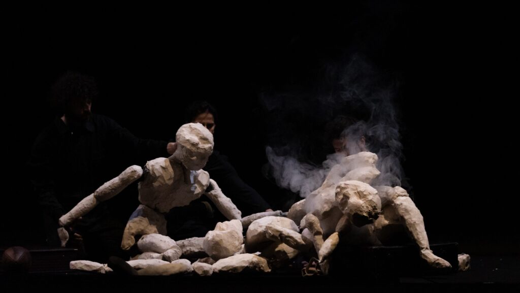 Umanità al limite: a teatro con "Oltre": una scena dello spettacolo con attori e puppet intorno alla fusoliera dell'aereo