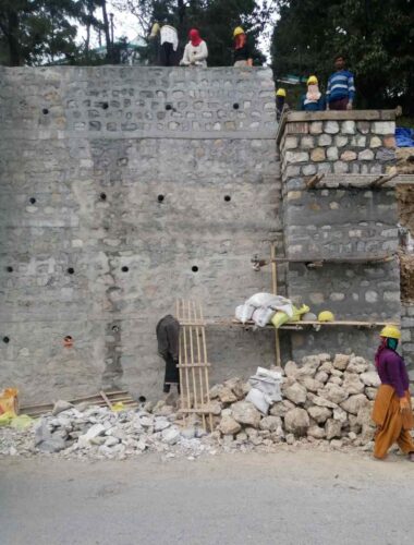 Una donna nepalese in un cantiere edile, a Mussoorie