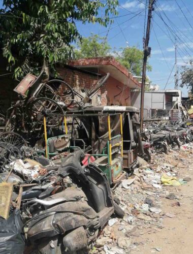 Un Informale cimitero di veicoli a motore poco lontano da una zona residenziale di Jaipur, nel Rajasthan