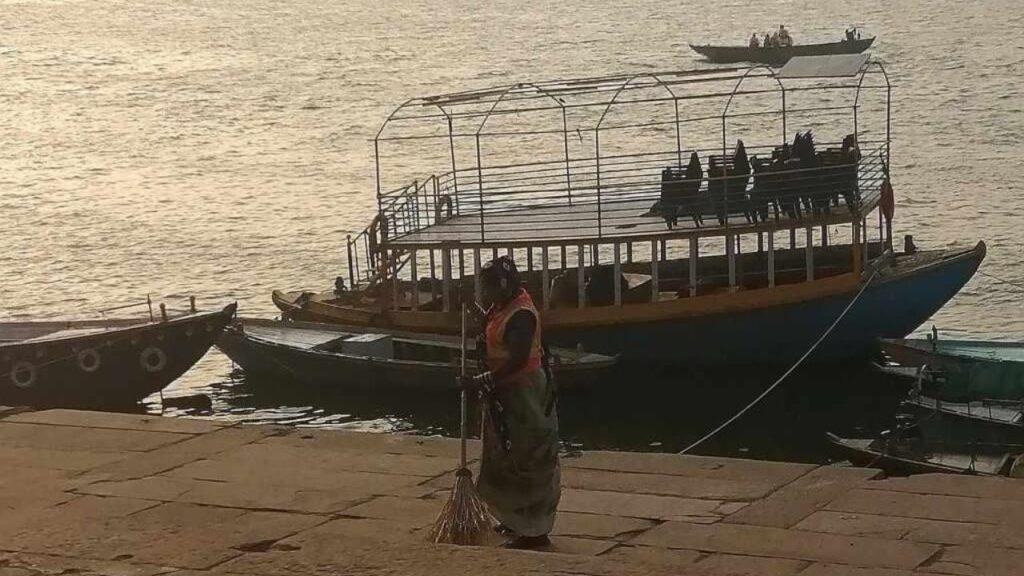 Varanasi, in riva al fiume Gange. É qui molto comune che siano le donne a essere impegnate nella nettezza pubblica