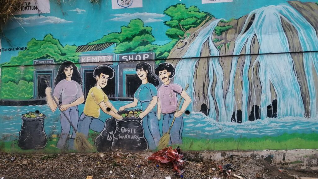 Arte murale sensibilizza nei pressi delle cascate Kempty, nello federale dello Uttarakhand