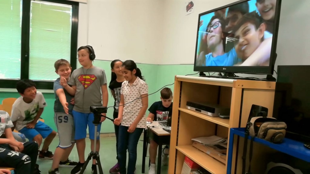 L'immagine di un laboratorio in aula condotto da Paolo Beneventi