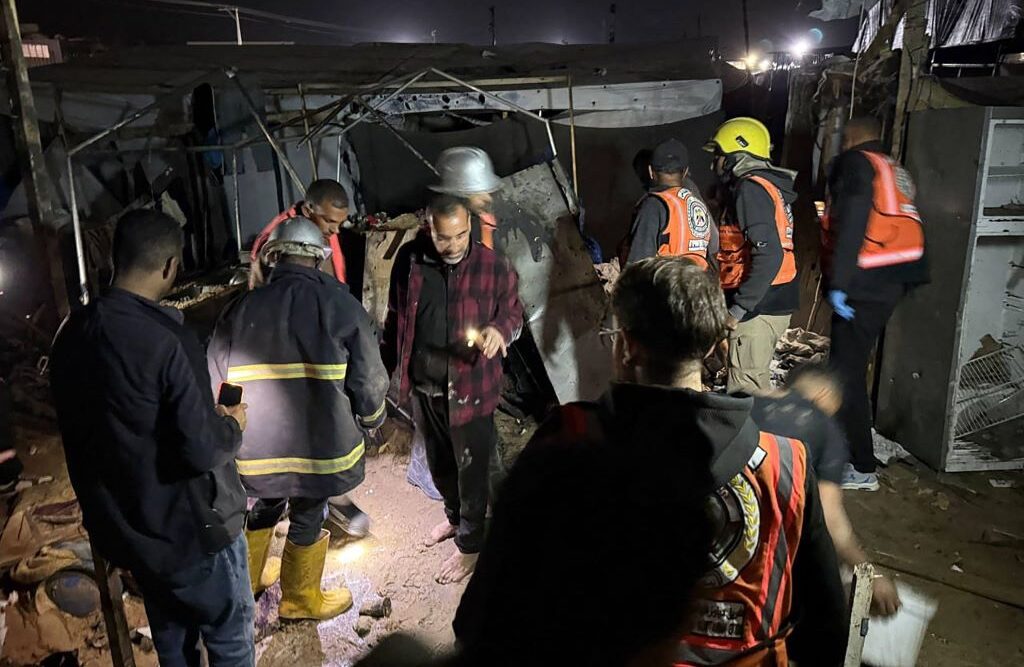 Squadre di difesa civile palestinesi cercano vittime tra le macerie. Cinque persone, tra cui bambini, sono state uccise in un attacco aereo israeliano a Khan Younis. Gaza, 3 dicembre 2025.