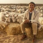 "Brunello, il visionario garbato". L’omaggio di Tornatore al capitalismo umanistico di Cucinelli: Un fotogramma dal film, con Brunello Cucinelli tra le capre cashmere in Mongolia