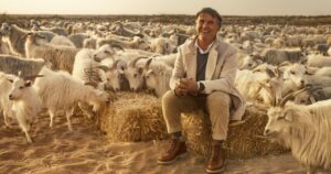 "Brunello, il visionario garbato". L’omaggio di Tornatore al capitalismo umanistico di Cucinelli: Un fotogramma dal film, con Brunello Cucinelli tra le capre cashmere in Mongolia