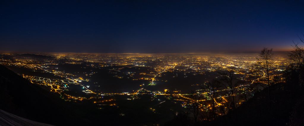 Alla ricerca del buio perduto: Le luci della pianura viste dal Monte Grappa, Cismon (Vi).