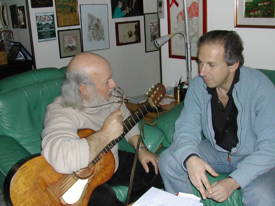 Milano 1998, a casa del cantastorie Franco Trincale, Mauro Geraci conversa con il suo maestro