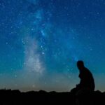 Alla ricerca del buio perduto: un uomo osserva un cielo stellato