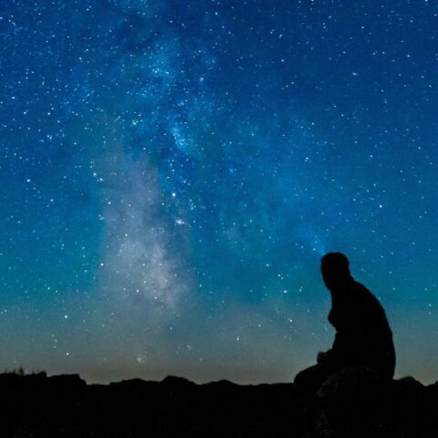 Alla ricerca del buio perduto: un uomo osserva un cielo stellato