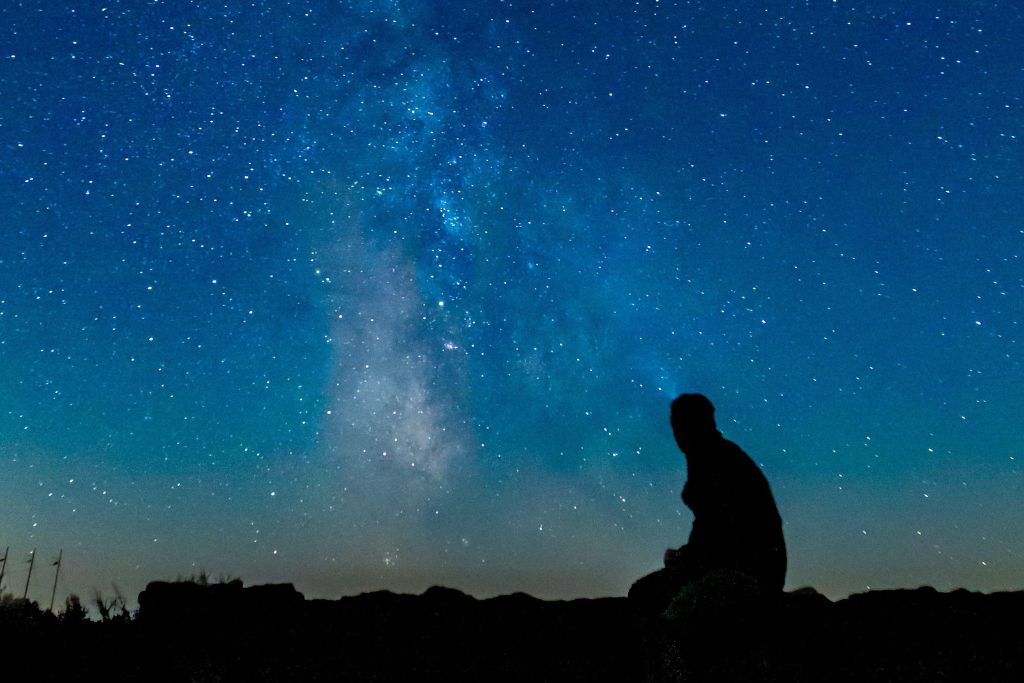 Alla ricerca del buio perduto: un uomo osserva un cielo stellato