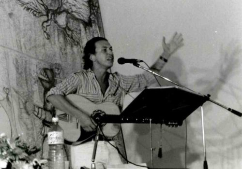Capo D’Orlando (Messina) 1996. Mauro Geraci canta al termine della presentazione de Le ragioni dei cantastorie. Foto di Antonello Ricci.