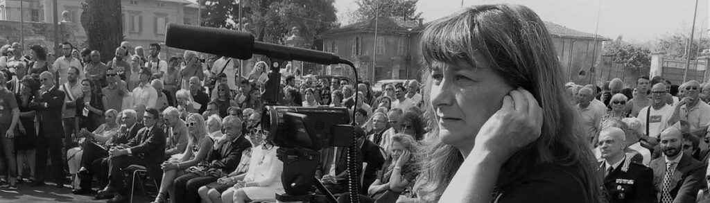 Taranto chiama, il docufilm di Rosy Battaglia a Bruxelles: Rosy Battaglia durante una ripresa in piazza