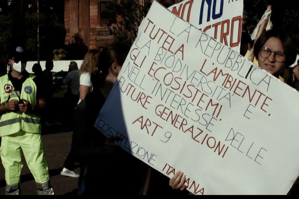Un fotogramma di "Taranto chiama", scritto e diretto da Rosy Battaglia