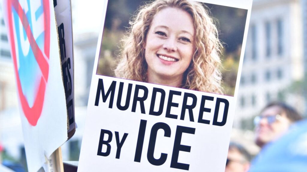 Fuga dal multilateralismo: un gruppo di manifestanti a Los Angeles, dopo l’uccisione di Renee Nicole Good da parte di un agente dell’Ice