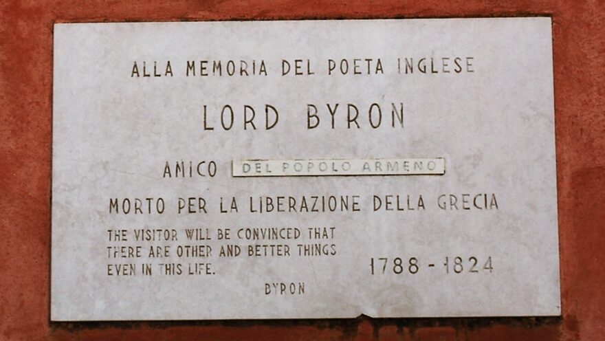 Esplorando San Lazzaro, il microcosmo che conserva la cultura armena: La targa che ricorda il passaggio a San Lazzaro di Lord Byron