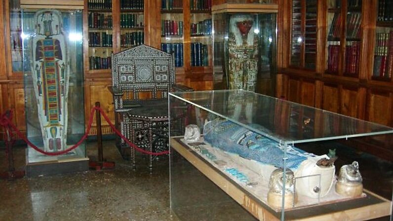 Esplorando San Lazzaro, il microcosmo che conserva la cultura armena: L'interno del museo con la mummia di Nemen Khet Amen