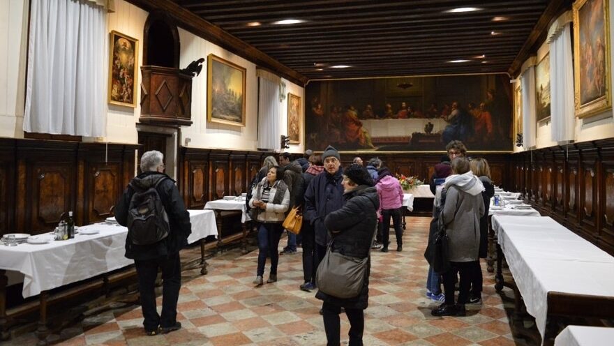 Esplorando San Lazzaro, il microcosmo che conserva la cultura armena: Il refettorio con la pinacoteca