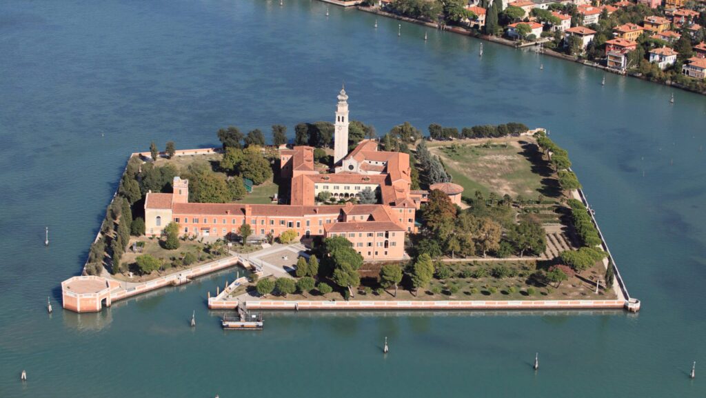 Esplorando San Lazzaro, il microcosmo che conserva la cultura armena: l'isola vista dall'alto