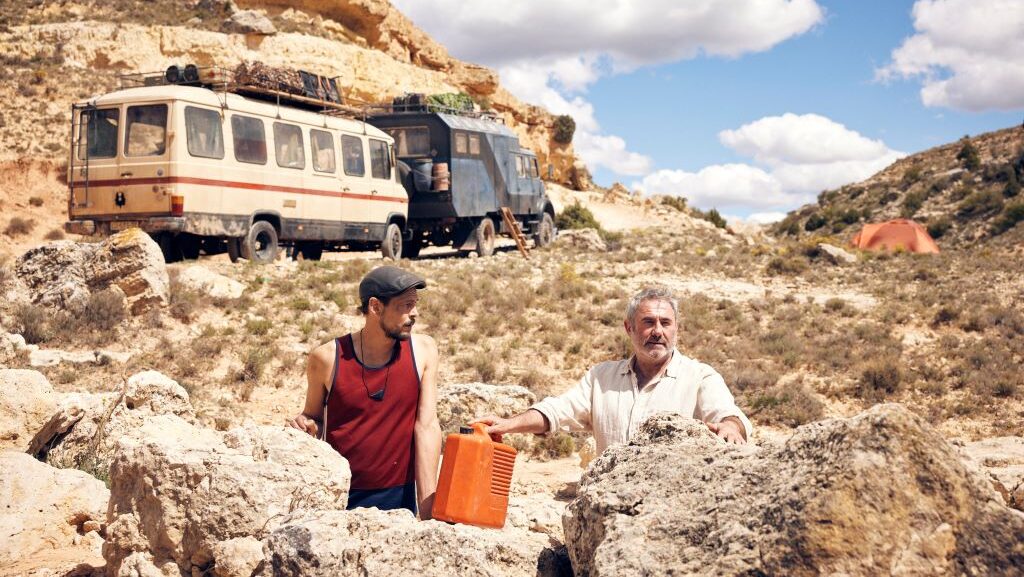“Sirāt”, la traversata nel deserto di Óliver Laxe: Tonin Janvier e e Sergi López.